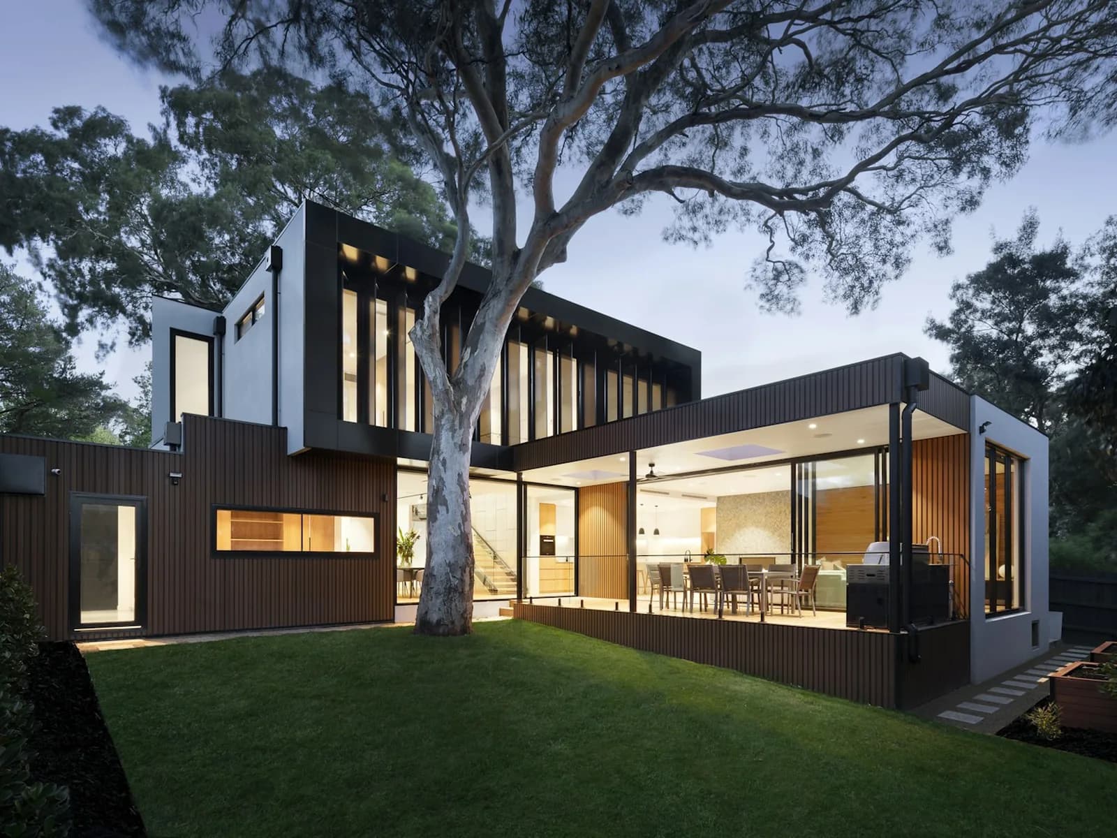 Casa 4 ambientes con jardín y quincho — fachada