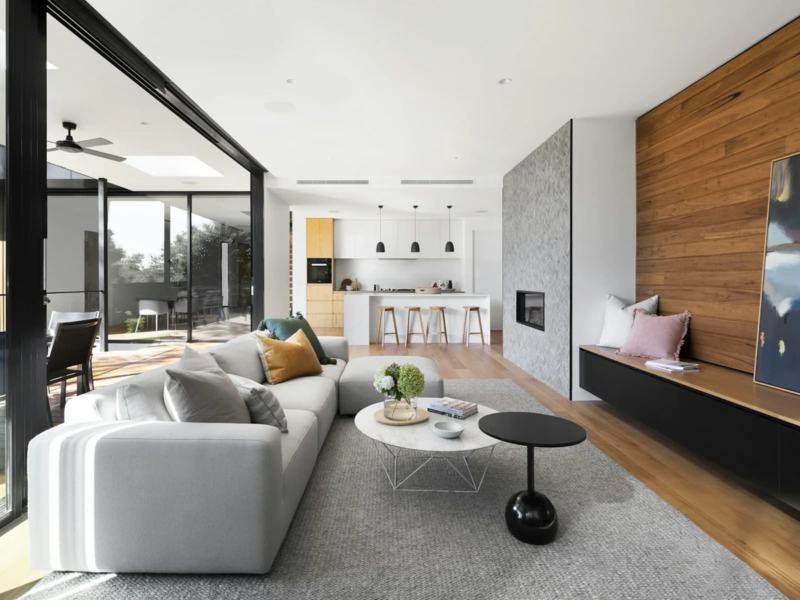 Casa 4 ambientes con jardín y quincho — living comedor